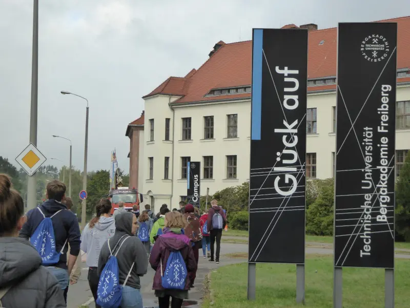 Science Klasse auf dem TU Campus Freiberg